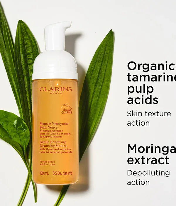 מוס ניקוי Clarins לאפקט חידוש עור, ברקע עלים ירוקים, בטקסט מרכיבי תמרינד ומורינגה