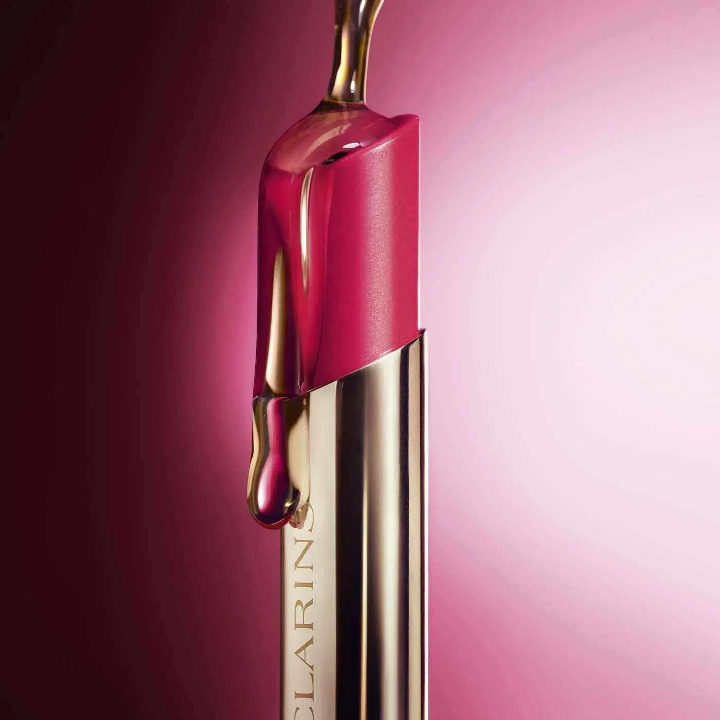 שפתון יוקרתי ורוד עם גלוס זהב מבית CLARINS, רקע ורוד, קוסמטיקה מובילה CHOZEN