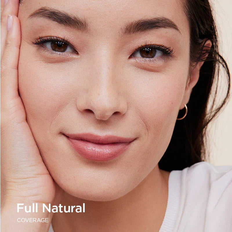 תקריב פנים טבעי של אישה עם מראה איפור טבעי, קשור למותגי קוסמטיקה CHOZEN