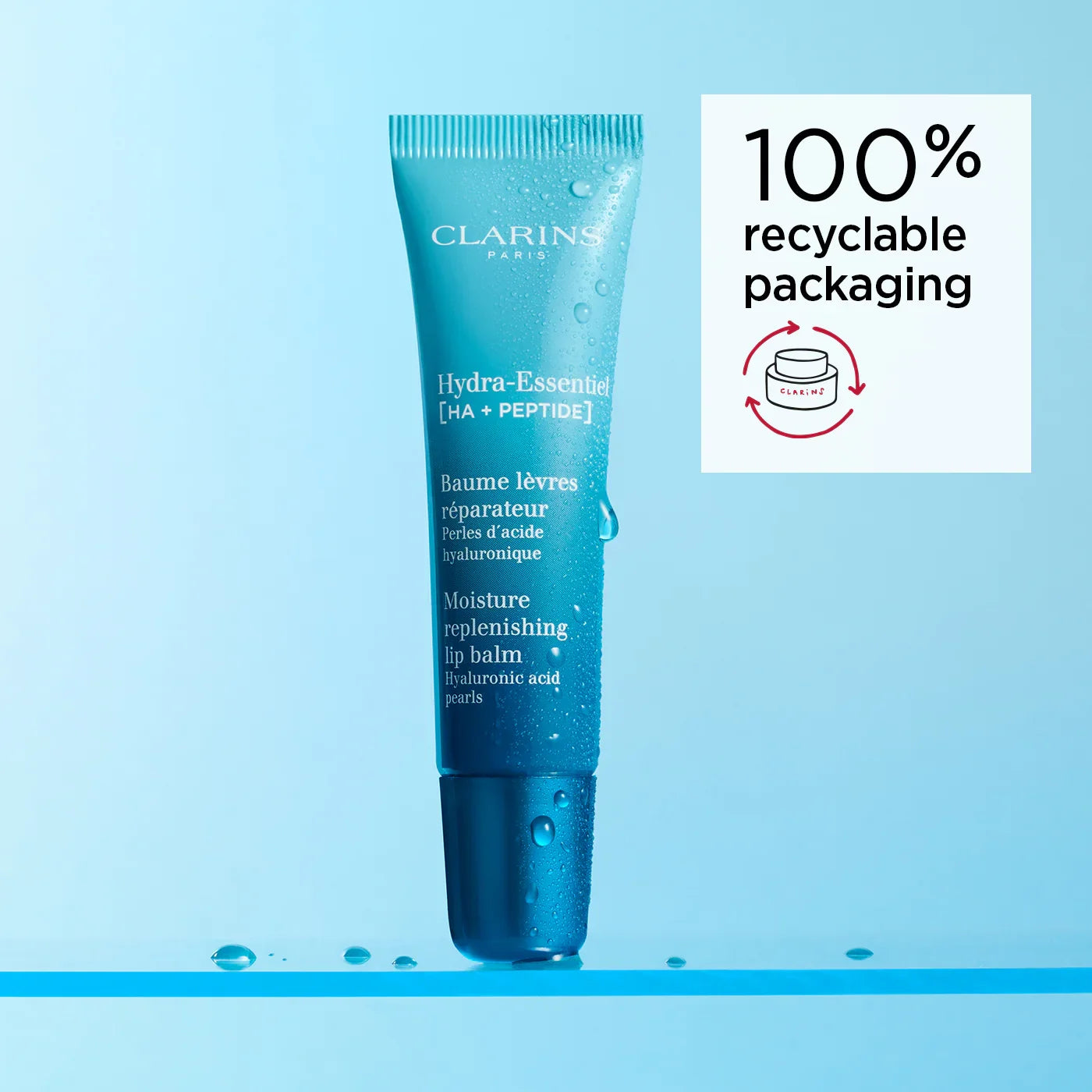 באום שפתיים לחות Clarins על רקע תכלת עם אריזה ממחזרת, מוצר יופי מקבוצת אלפא CHOZEN