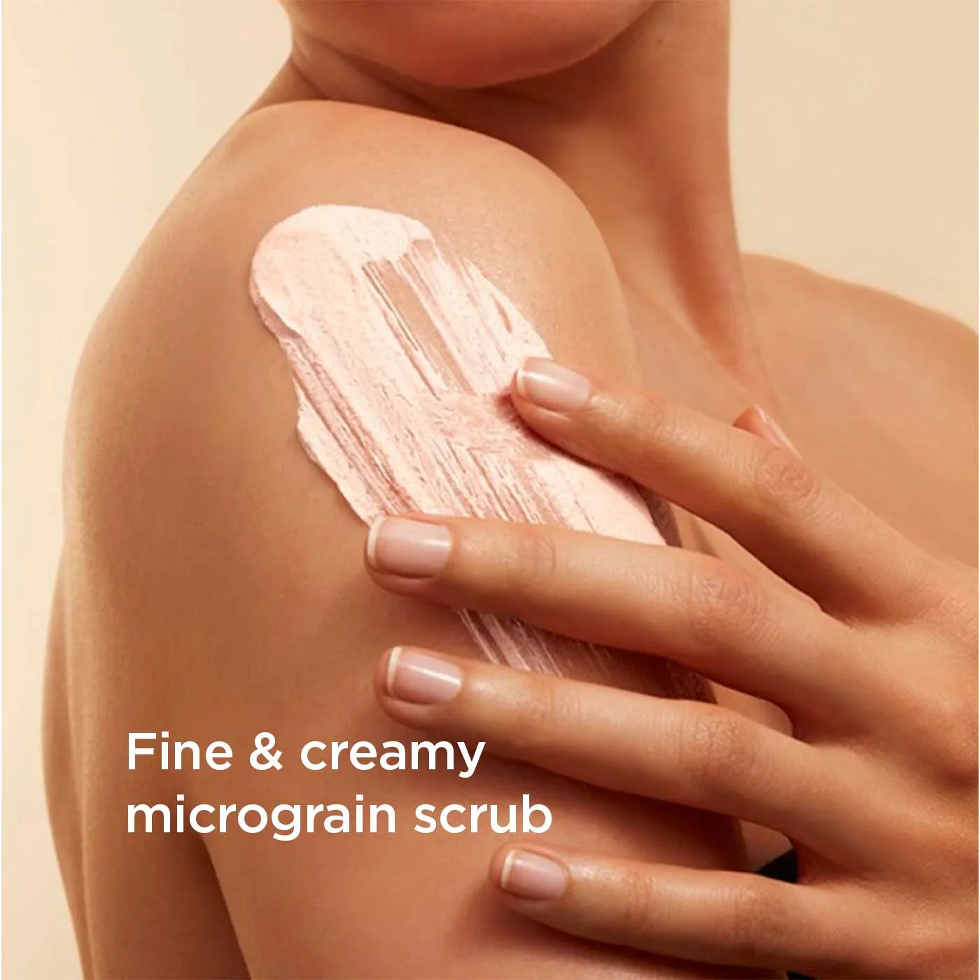 אישה מורחת פילינג עדין וקרמי על הכתף, מוצר טיפוח עור CHOZEN