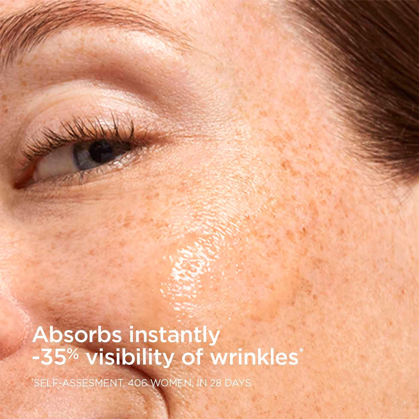 קלוז-אפ עין ולחי עם עור חלק לאחר מריחת סרום טיפוח לעור הפנים, מבית CHOZEN אלפא