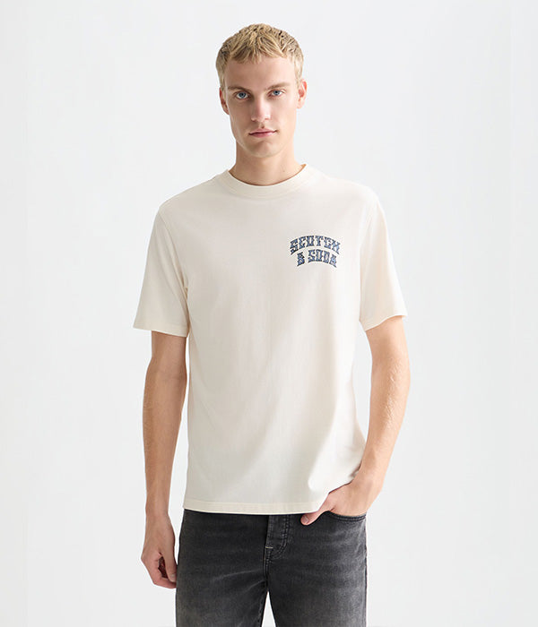 דוגמן לובש חולצת טי שירט בהירה עם כיתוב SENIORS & SHTIK, אופנה צעירה ב-CHOZEN