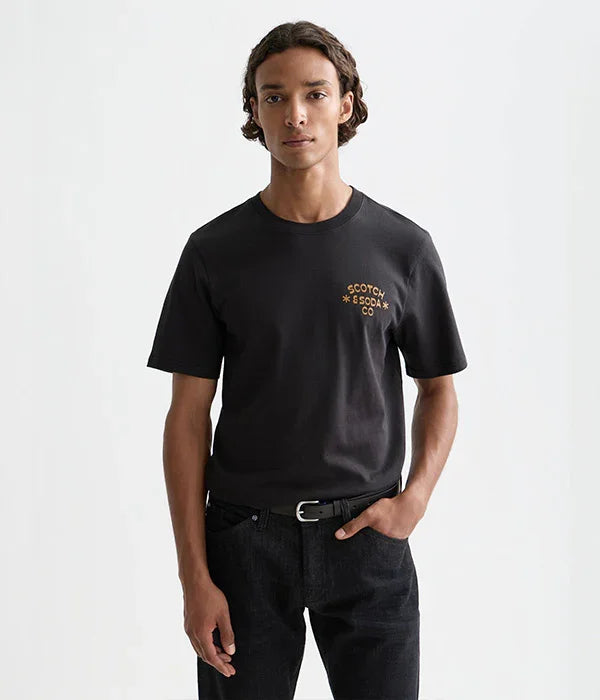 גבר לובש חולצת טי שחורה עם כיתוב SCOTCH & SODA CO, אופנה לגברים מבית CHOZEN