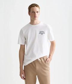 גבר לובש חולצת טי לבנה עם כיתוב SCOTCH & SODA ומכנסי טרנינג בז' בסגנון אופנתי, CHOZEN
