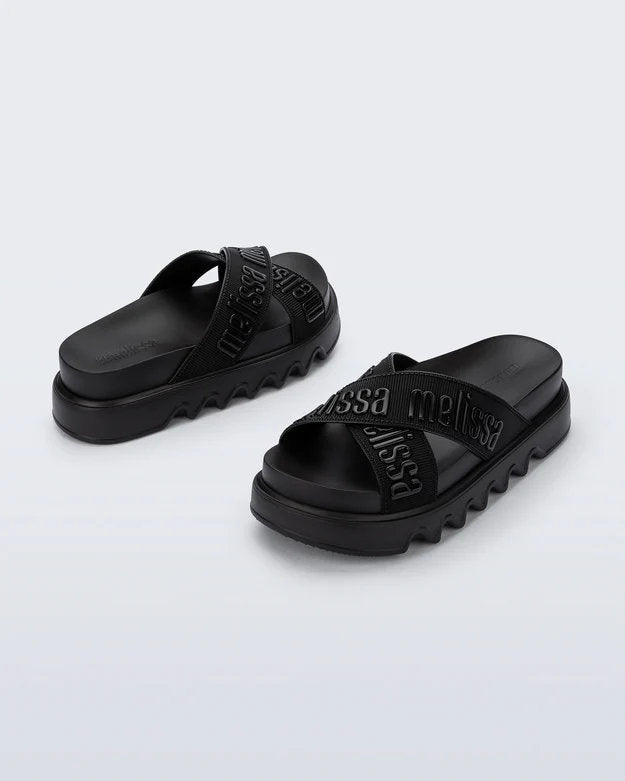 כפכפי פלטפורמה שחורים עם רצועות קרוס וטקסט melissa, עיצוב מודרני לנשים