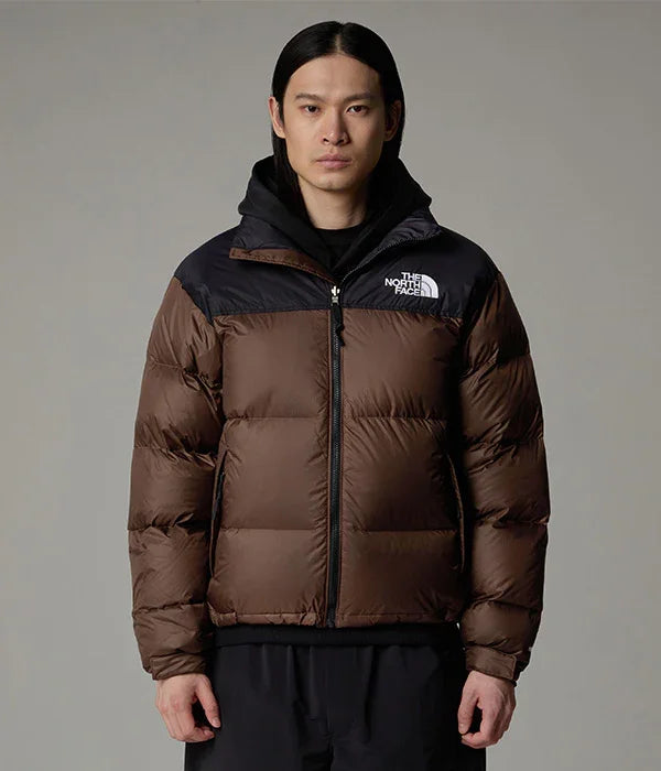 דגם לובש מעיל פוך חום עם לוגו The North Face, קולקציה עונתית באתר CHOZEN