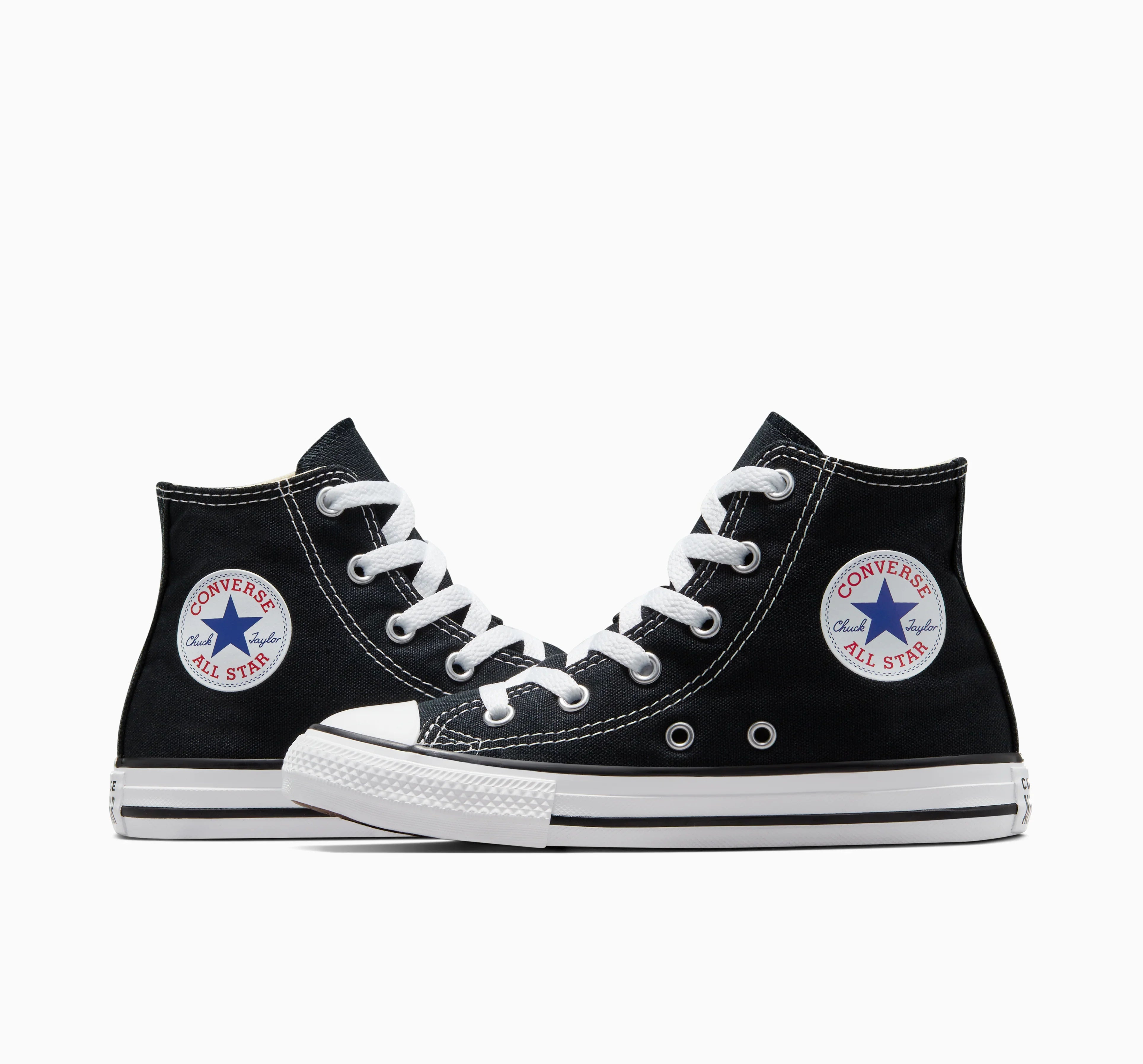 נעלי קונברס שחורות דגם All Star עם שרוכים לבנים, מוצג על רקע לבן באתר CHOZEN