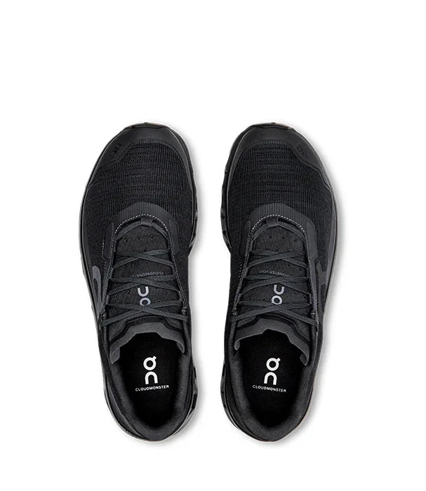 נעלי ריצה On Cloudmonster בצבע שחור משחור, מוצגות מלמעלה על רקע לבן, CHOZEN