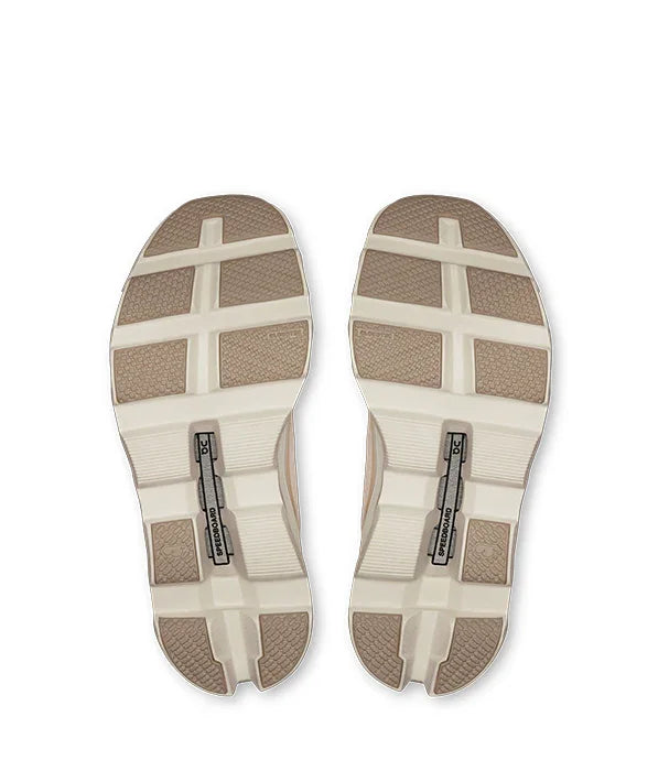 סוליות נעליים Cloudmonster בצבע בז' ולבן, מותג על מחנות CHOZEN