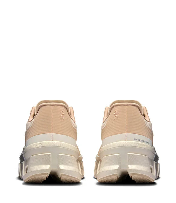 נעלי ספורט On Cloudmonster בגוון בז' ולבן, צילום מאחור, מותגי פרימיום בחנות CHOZEN