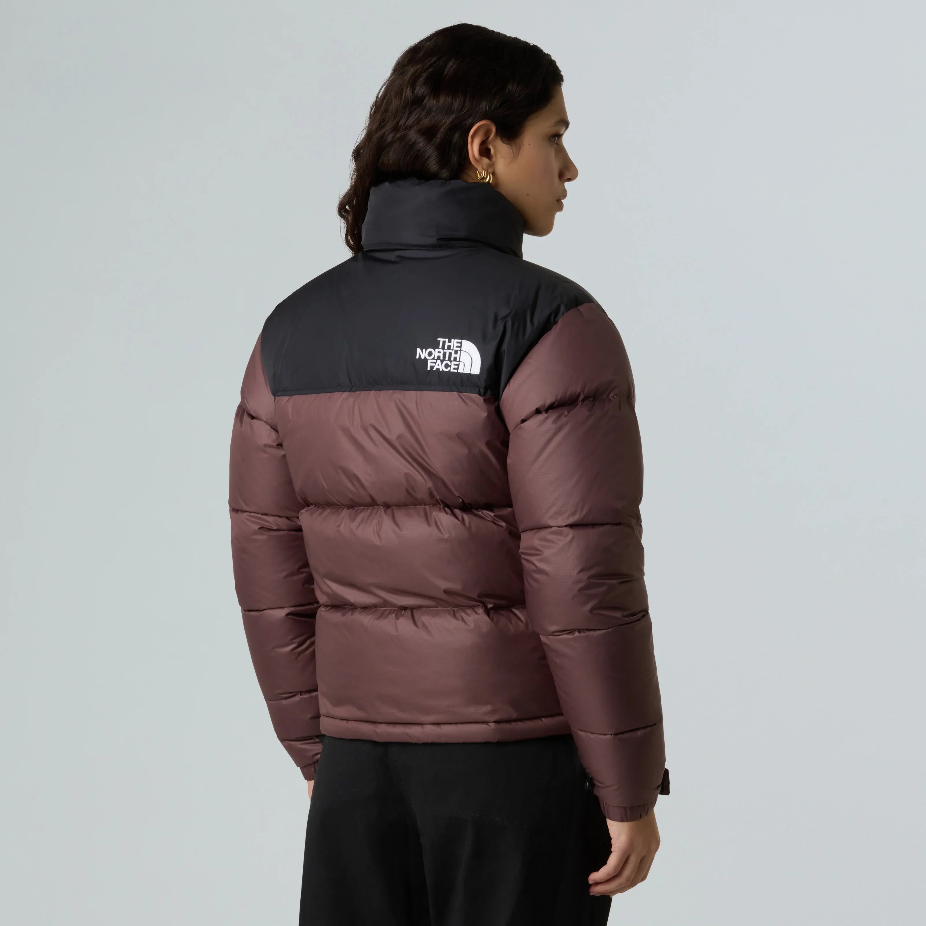 אישה עם מעיל פוך חום-שחור The North Face, אופנה חורפית, CHOZEN מותגים מובילים