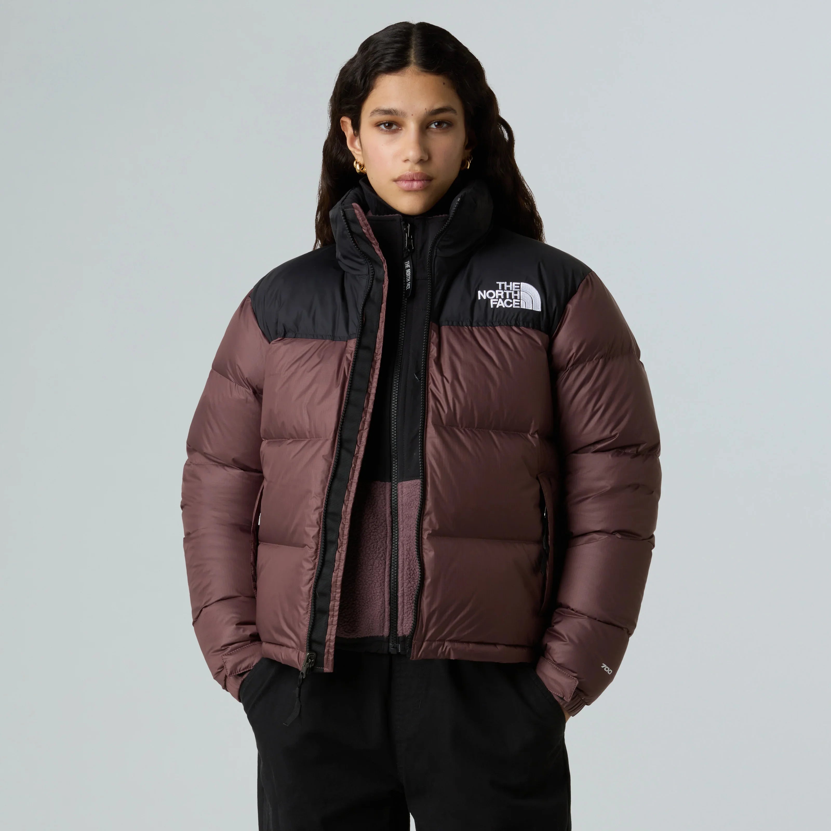 אישה לובשת מעיל פוך חום ושחור The North Face, אופנת חורף מותגים מובילים CHOZEN