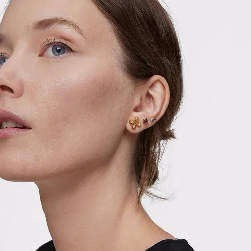 אישה עונדת עגילי זהב יוקרתיים, צילום תדמית לאופנה מבית CHOZEN