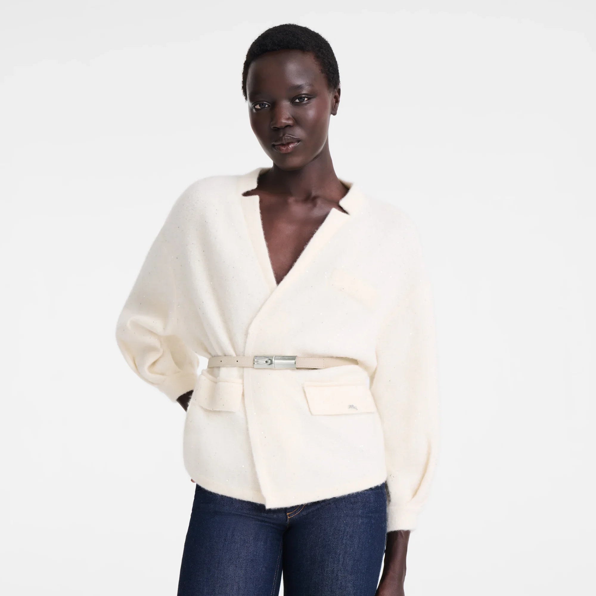 דוגמנית לובשת ז'קט לבן עם חגורה ומכנסי ג'ינס, אופנה יוקרתית CHOZEN