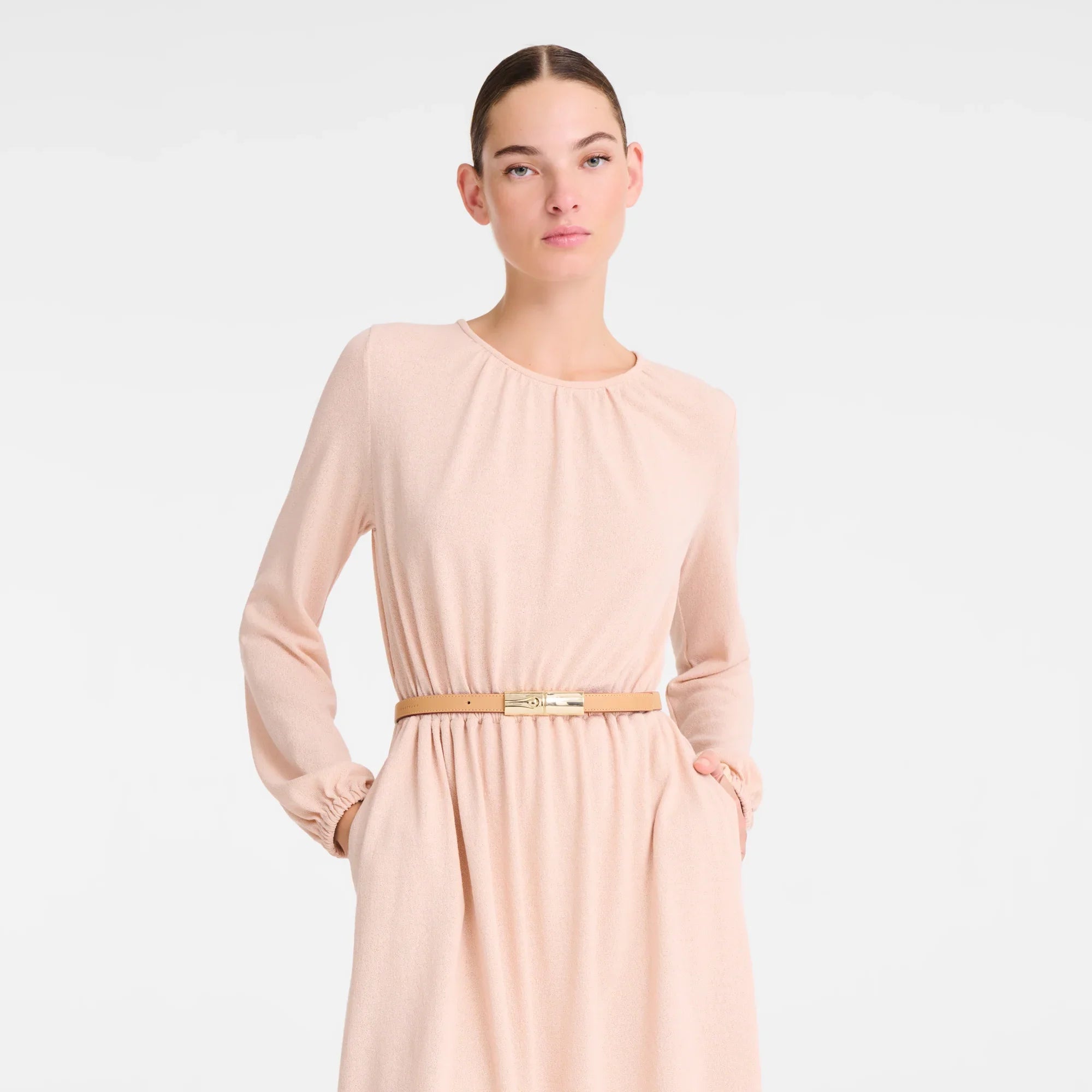 שמלת נשים בצבע בז' ארוך שרוולים עם חגורת עור, אופנה אלגנטית באתר CHOZEN