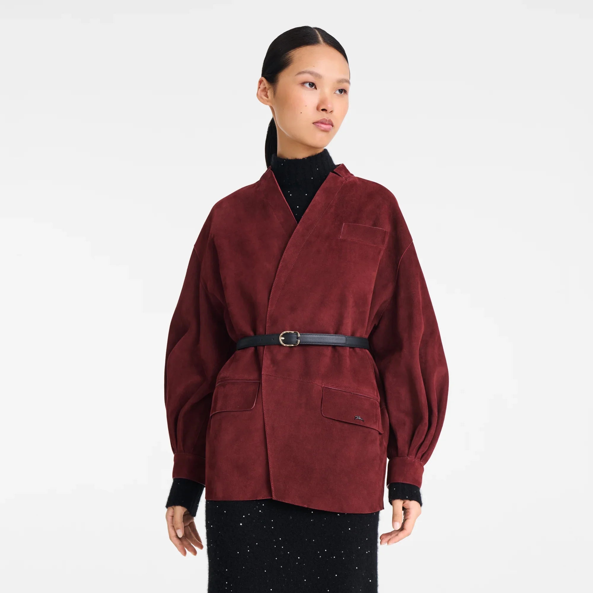 אישה בדוגמנות ג'קט בורדו עם חגורה שחורה מאתר CHOZEN, אופנה יוקרתית לנשים