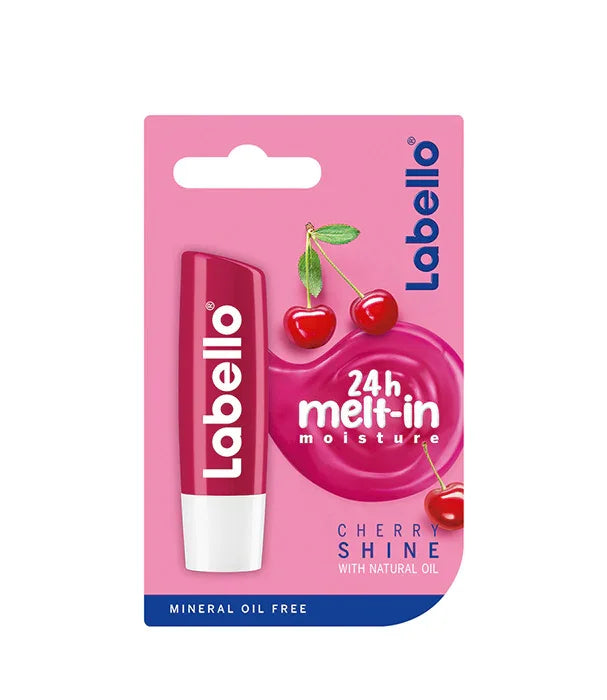 לבלו שפתון דובדבן Labello Cherry Shine, מעניק לחות לשפתיים 24 שעות, מוצג באריזה צבעונית.