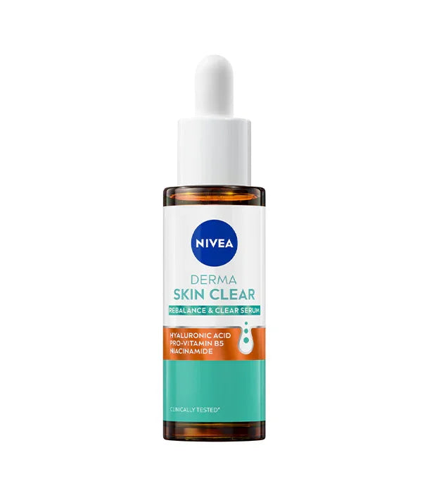 סרום NIVEA Derma Skin Clear עם חומצה היאלורונית, לשיקום והבהרת עור, מוצג על רקע לבן