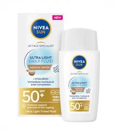 קרם הגנה NIVEA SUN לפנים, SPF 50+, נוזל יומי לגוון בינוני, מוצג ליד האריזה, מבית CHOZEN