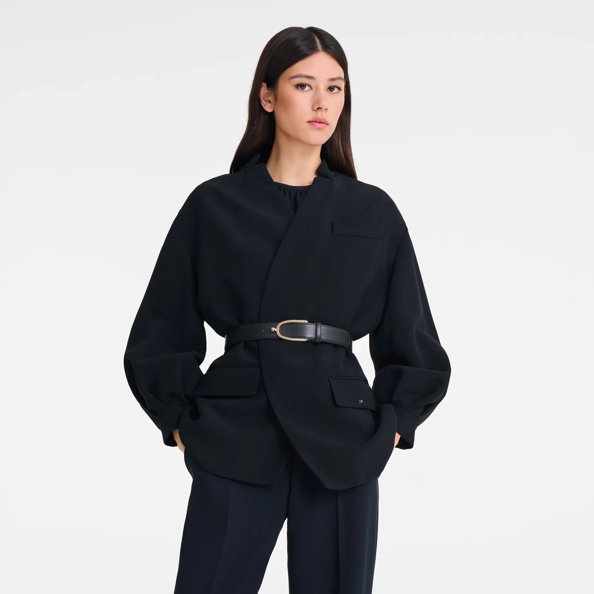 אישה לובשת בלייזר שחור אלגנטי עם חגורה, אופנה עכשווית CHOZEN מותגים מובילים