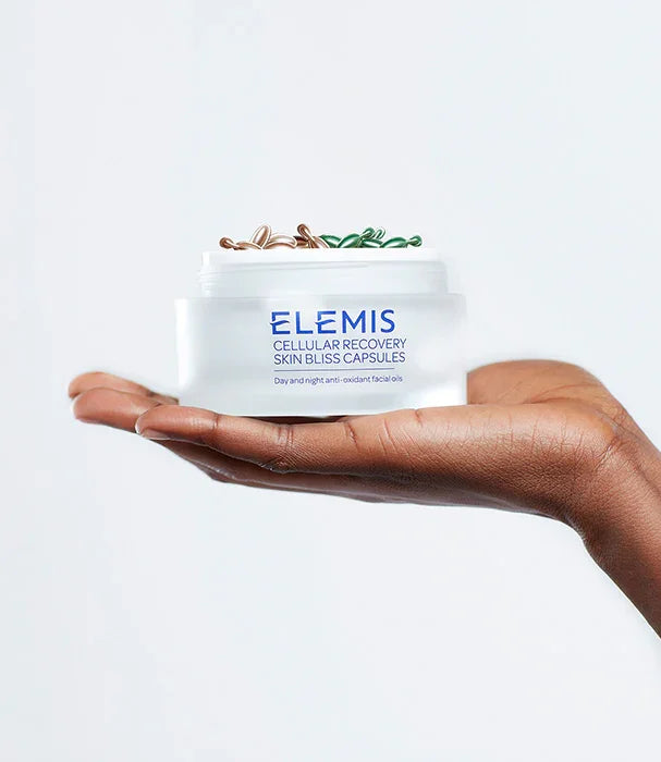 קופסת קפסולות טיפוח ELEMIS Cellular Recovery מונחת על כף יד, מוצר יופי מבית CHOZEN