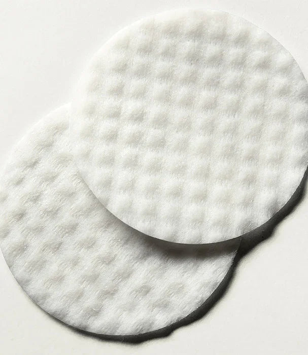 פדים כותנה עגולים לבנים עם מרקם עדין, מוצר טיפוח לעור מבית CHOZEN