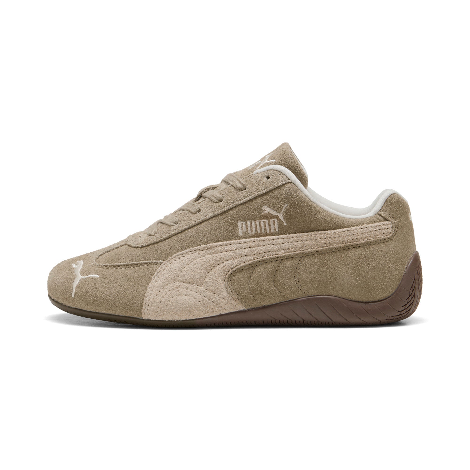 נעל ספורט גברים בז׳ זמש עם סוליה חומה ולוגו PUMA, עיצוב אופנתי קלאסי