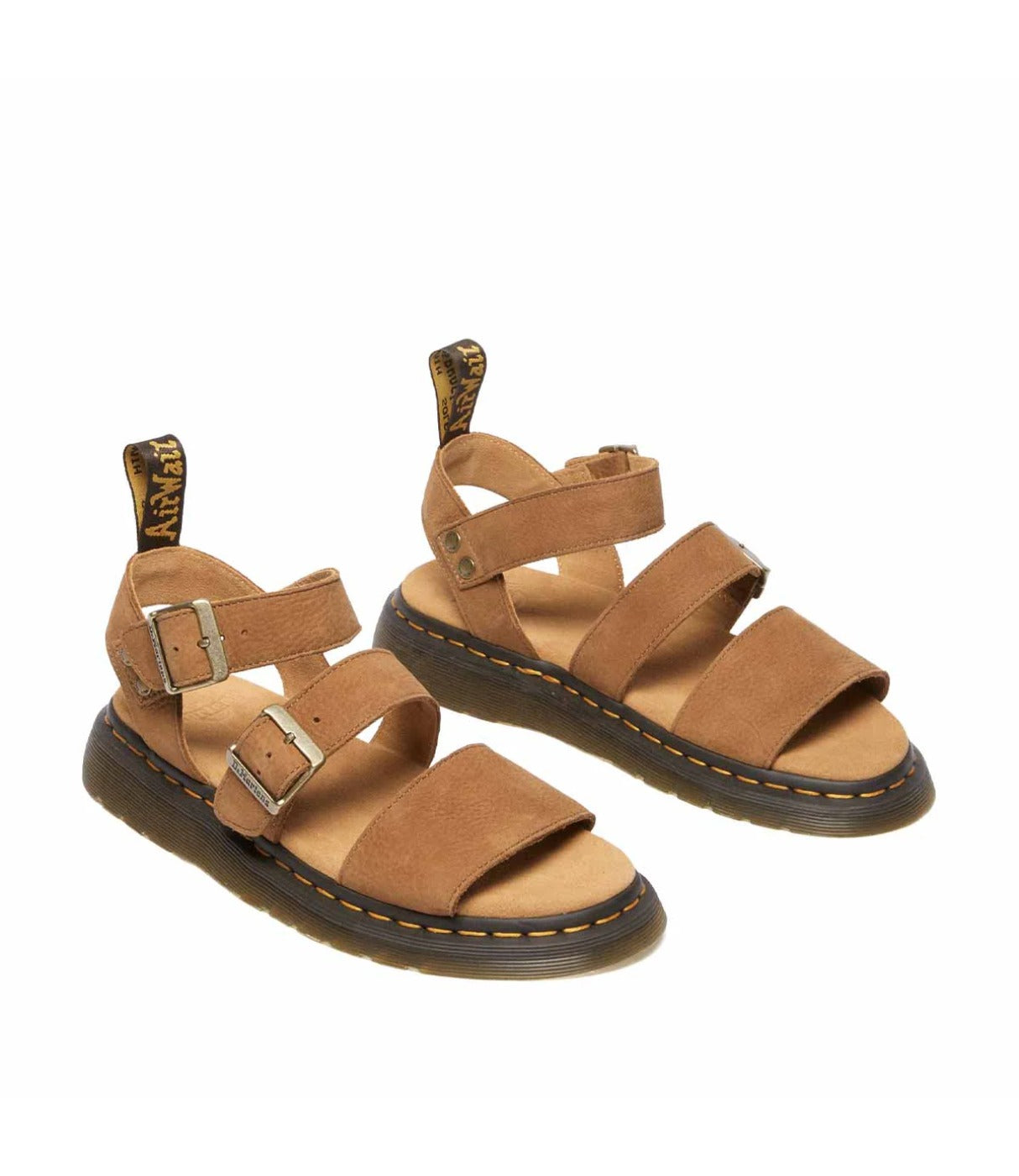 זוג סנדלי DR. MARTENS Gryphon חום קאמל זה לצד זה, מבט קדמי עליון עם לשוניות AirWair, מבית CHOZEN