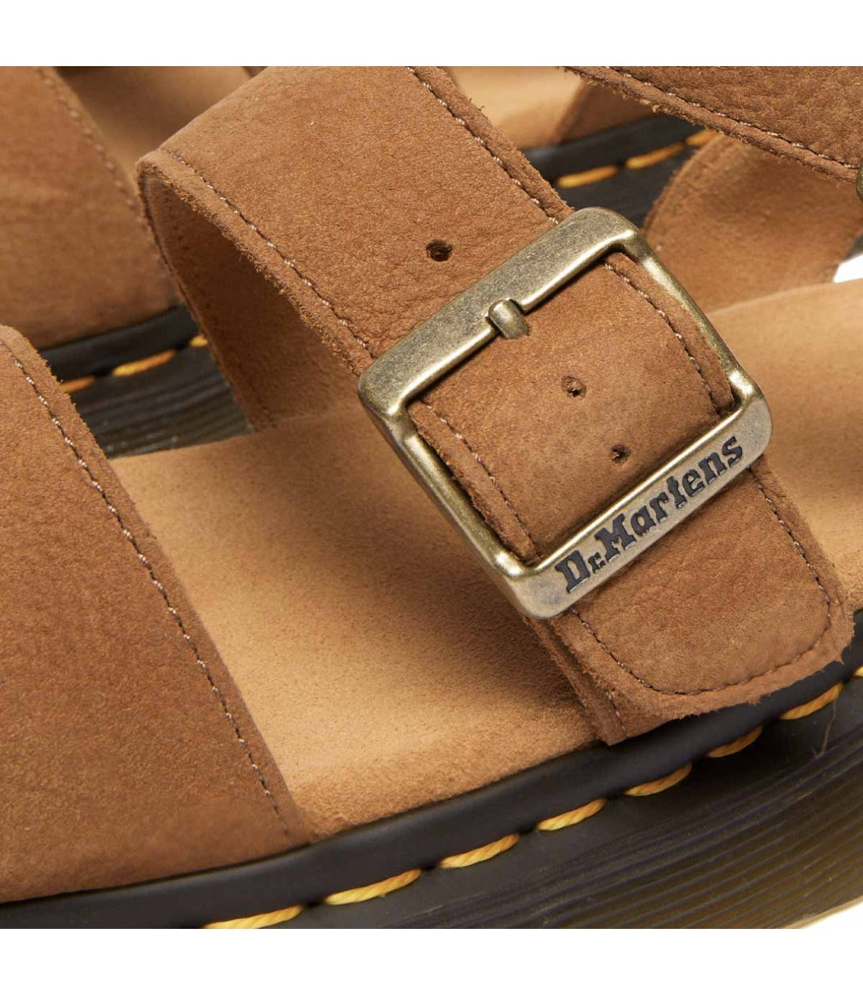 תקריב אבזם כסוף עם לוגו DR. MARTENS על רצועת זמש חום קאמל של סנדל Gryphon, מבית CHOZEN