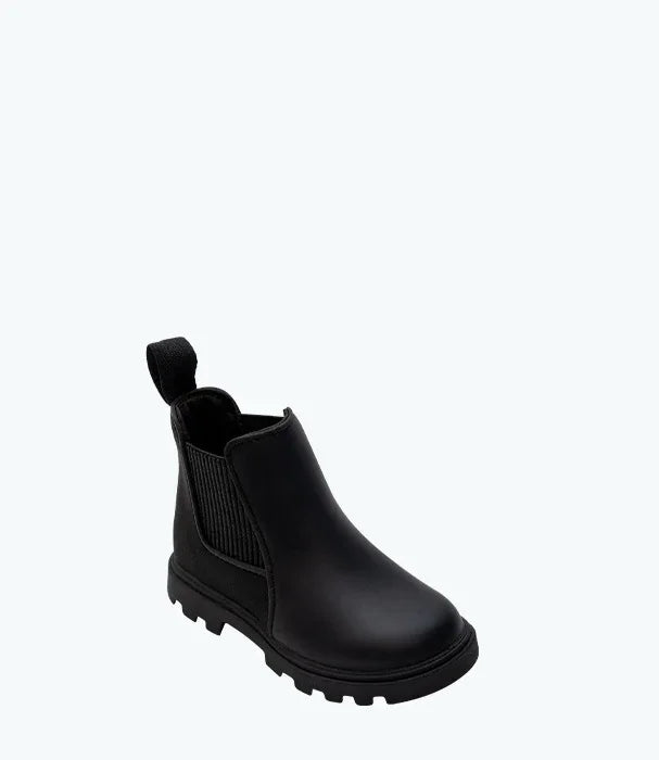 מגף צ'לסי שחור לילדים מבית CHOZEN, עיצוב מודרני עם סוליה עבה ונוחות יומיומית