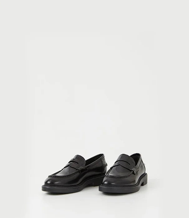 מוקסינים עור שחורים יוקרתיים לגברים מבית CHOZEN על רקע לבן