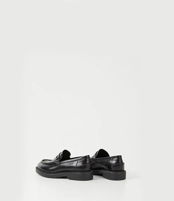 נעלי לופרס עור שחור לגברים CHOZEN מבית קבוצת אלפא, רקע לבן נקי