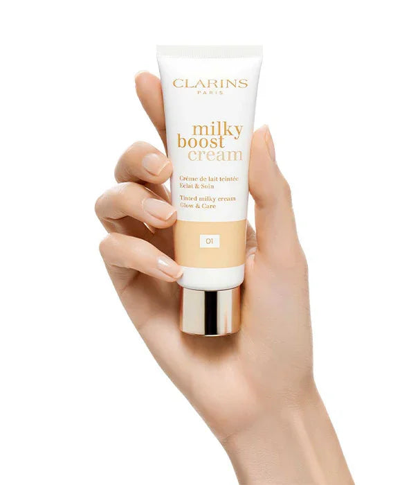 יד מחזיקה קרם Clarins milky boost cream, מוצר טיפוח מהמותגים המובילים מבית Chozen