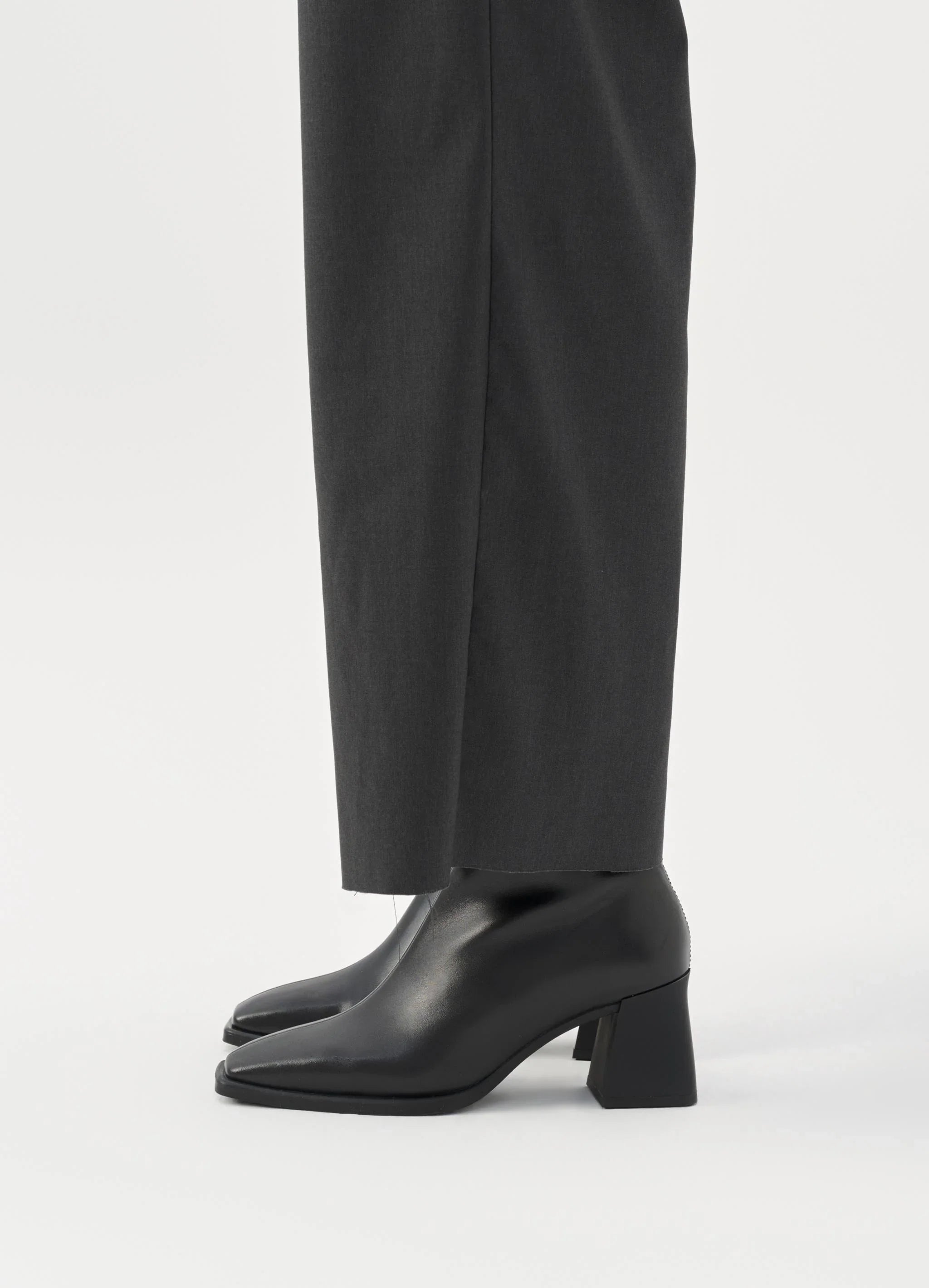 מגפוני עור שחורים קלאסיים לנשים של מותג מוביל, עם עקב בינוני, מכנסיים כהים, CHOZEN