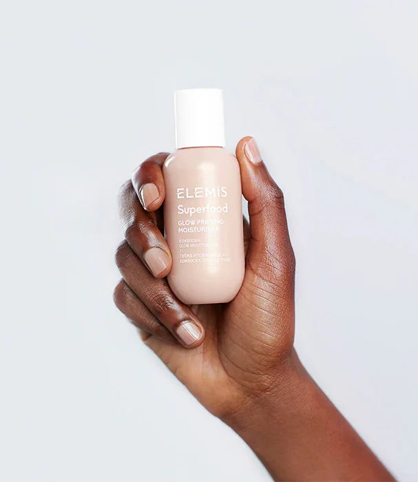 יד אוחזת קרם לחות Elemis Superfood, מוצר טיפוח יופי מבית CHOZEN