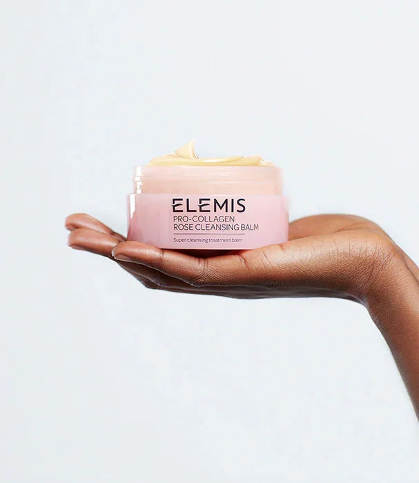 באלם ניקוי ELEMIS ורד פרו-קולגן מונח על כף יד, מוצר טיפוח יוקרה CHOZEN