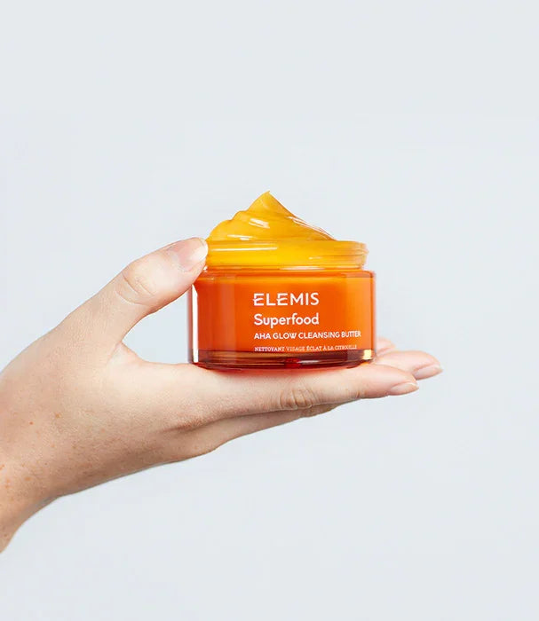 ממרח ניקוי פנים ELEMIS Superfood בגוון כתום ביד, מותג מוביל באתר CHOZEN