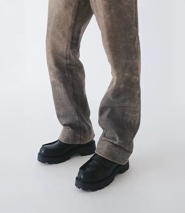 מכנסיים בגוון חום משופשף ונעליים שחורות טרנדיות, אופנה גברית CHOZEN