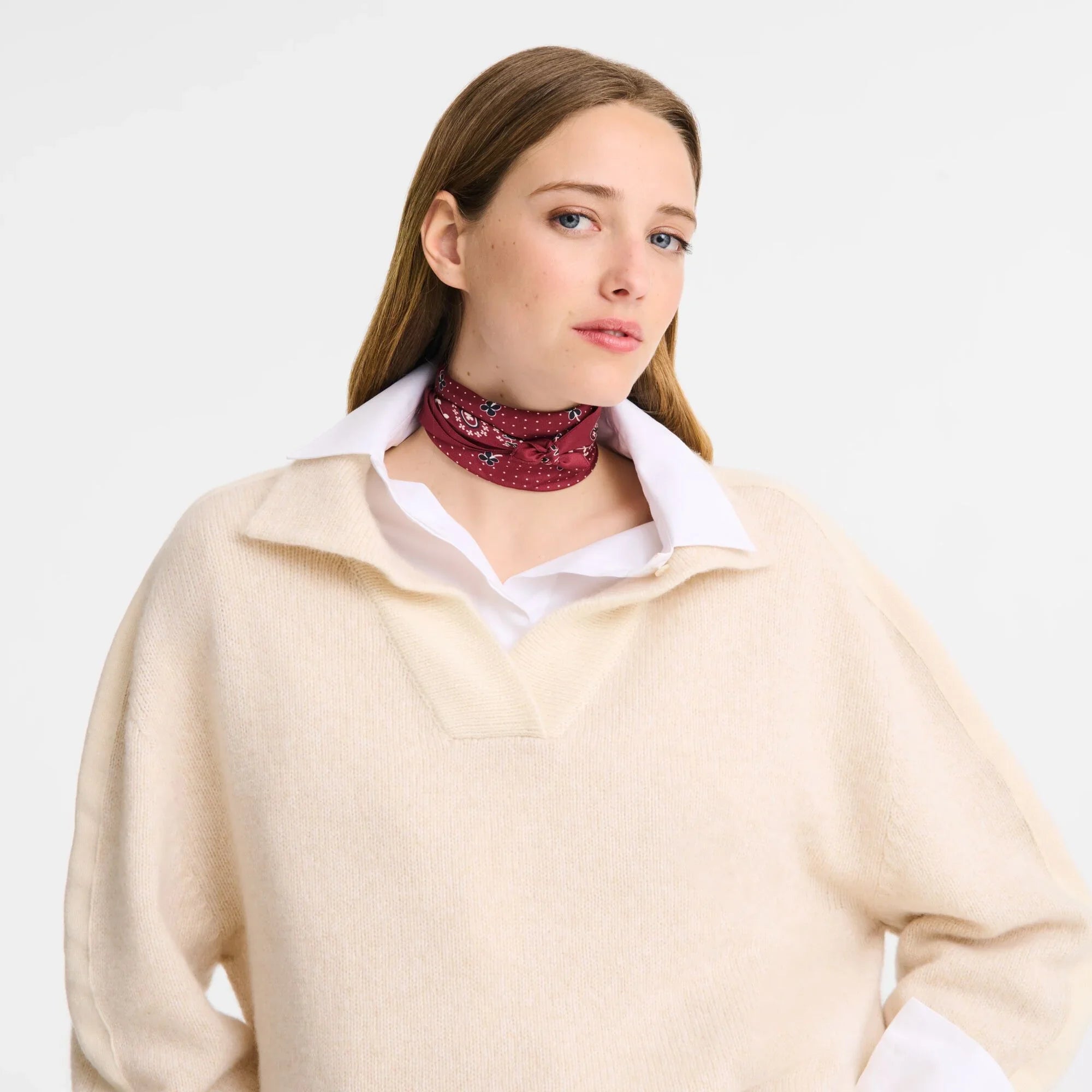 דוגמנית לובשת סוודר קרם וצעיף אדום עם דוגמה, אופנה לנשים CHOZEN