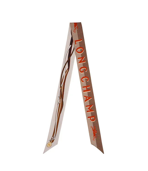 סרט משי מעוצב של לונגשאם בצבעים חום ולבן, עם כיתוב LONGCHAMP, מותג יוקרה בינלאומי