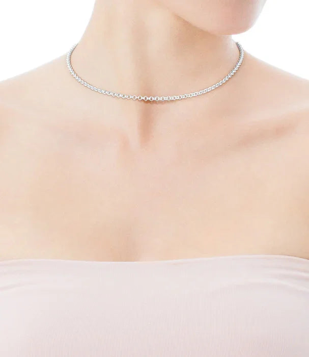 שרשרת צ'וקר כסף מעוצבת על דוגמנית, תכשיט אופנה מבית CHOZEN