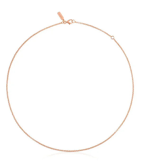 שרשרת זהב עדינה מבית CHOZEN, תכשיט לנשים ברמת גימור גבוהה, מוצגת על רקע לבן