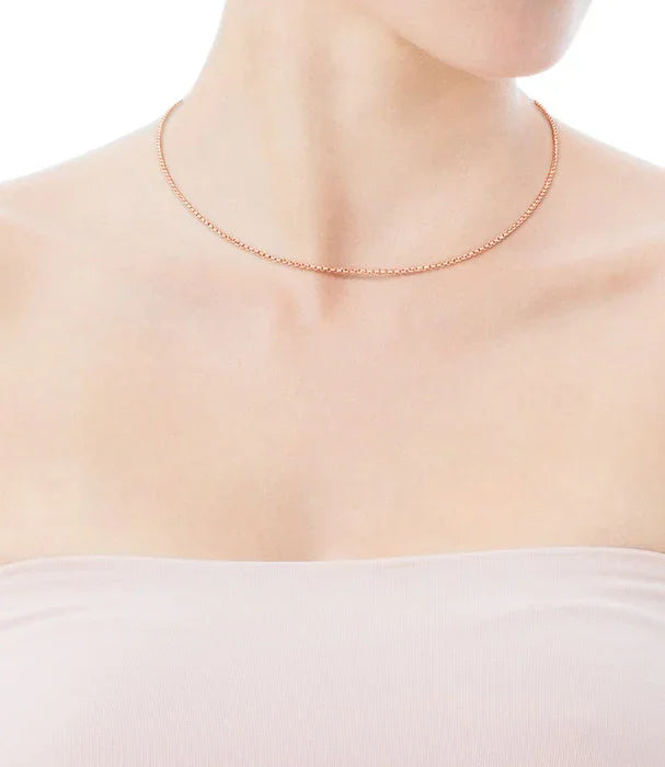 שרשרת צ'וקר זהב עדינה על צוואר אישה, תכשיט אופנה בולט מבית CHOZEN