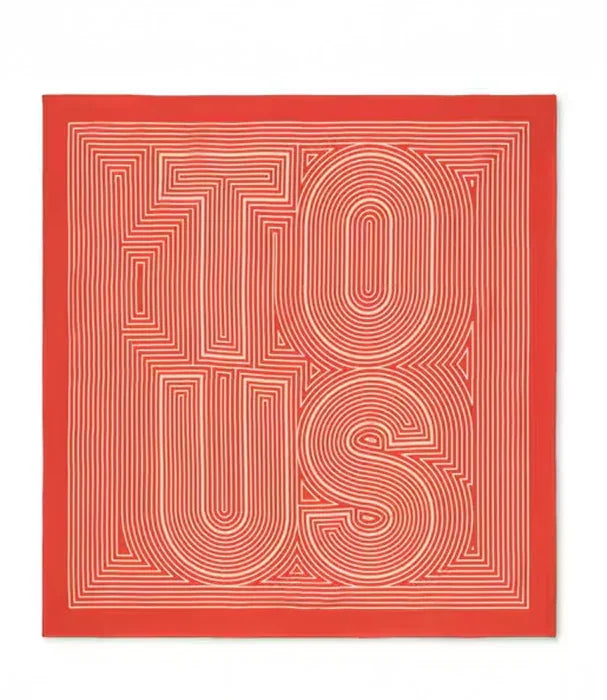 צעיף אדום עם דוגמת קווים ולוגו TOUS, מוצר אופנה יוקרתי ב-CHOZEN