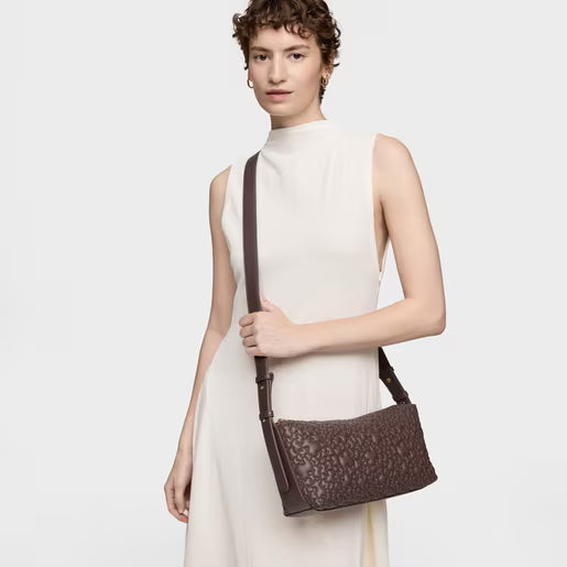 אישה בשמלה לבנה מציגה תיק צד חום מעוצב, אופנה לנשים באתר CHOZEN