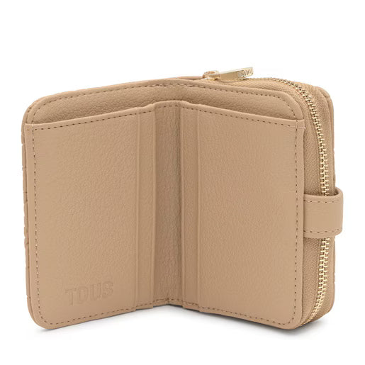 ארנק עור קטן לנשים בצבע בז', דגם TOUS, עיצוב אלגנטי עם רוכסן, מוצג ב-CHOZEN