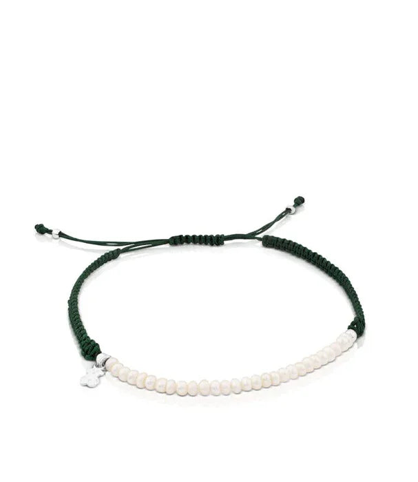 צמיד חרוזים לבנים על חוט ירוק כהה עם תליון קטן, אופנתי מבית CHOZEN