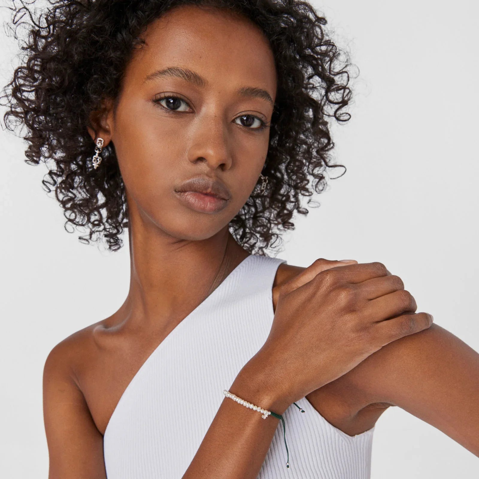 דוגמנית עונדת עגילים וצמיד פנינים אופנתי, מותגי תכשיטים יוקרתיים מבית CHOZEN