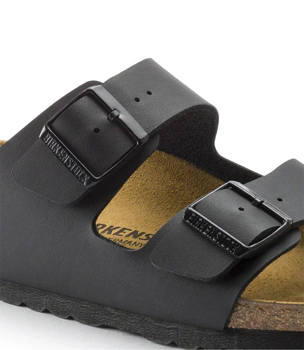 סנדל בירקנשטוק שחור עם שתי רצועות עור, אבזמים מובלטים ומדרך רגל נוח, מבית CHOZEN